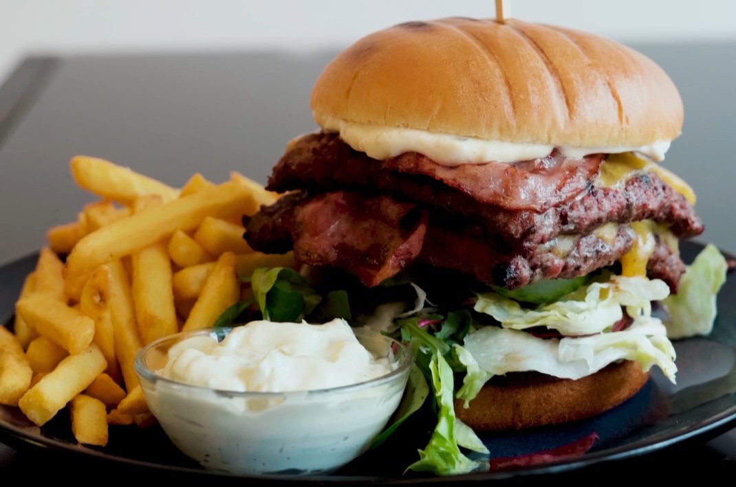 Dobbelt cheeseburger (2 x bøf og 2 x ost 2 x bacon)