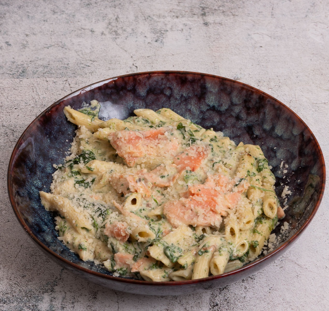 Pasta med  røget laks og spinat