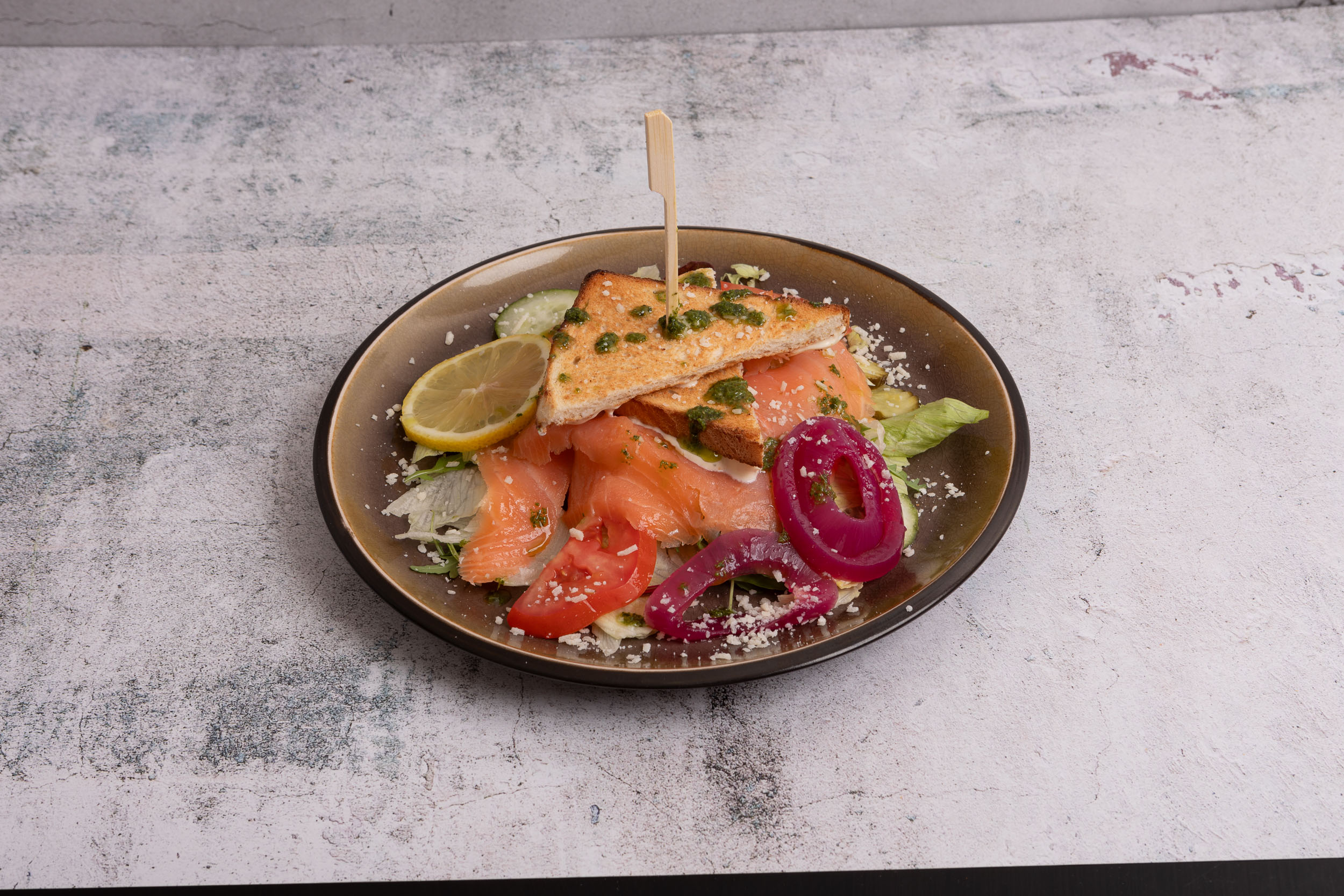 Club sandwich med røget laks, Cæsar dressing og  citron 