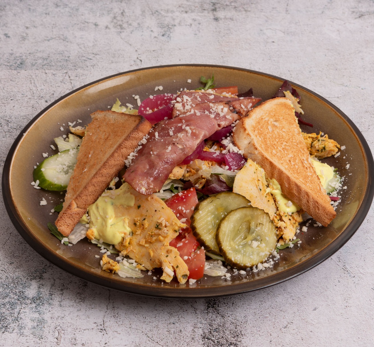 sandwich med kylling , karrydressing og bacon